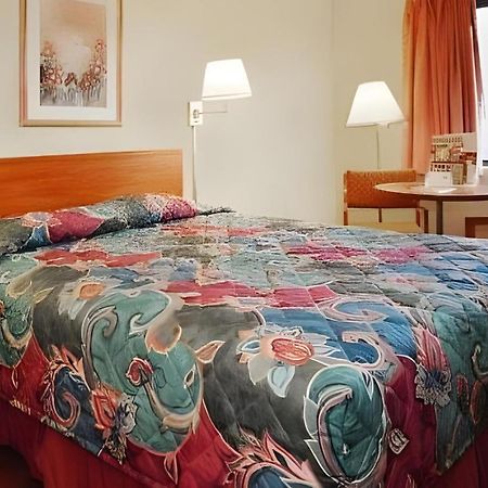 Econo Lodge Ithaca Bagian luar foto