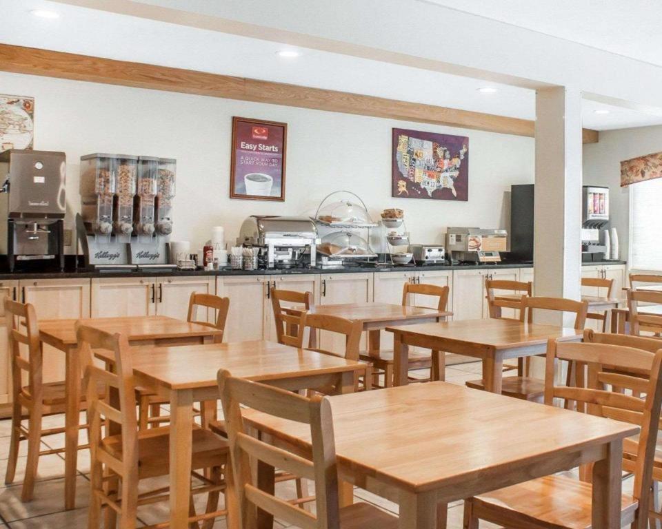 Econo Lodge Ithaca Bagian luar foto