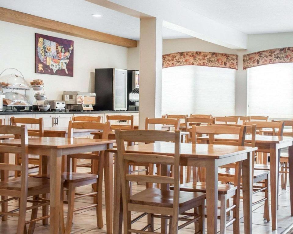 Econo Lodge Ithaca Bagian luar foto