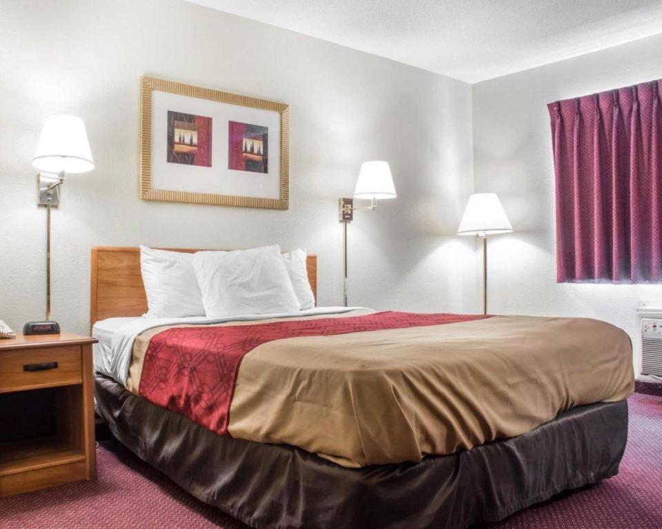 Econo Lodge Ithaca Bagian luar foto