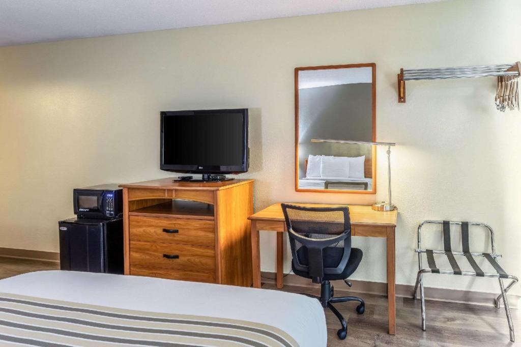 Econo Lodge Ithaca Bagian luar foto