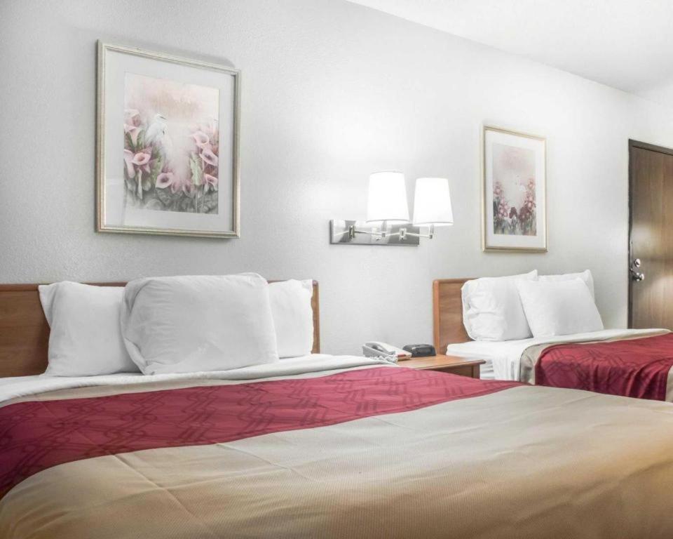 Econo Lodge Ithaca Bagian luar foto