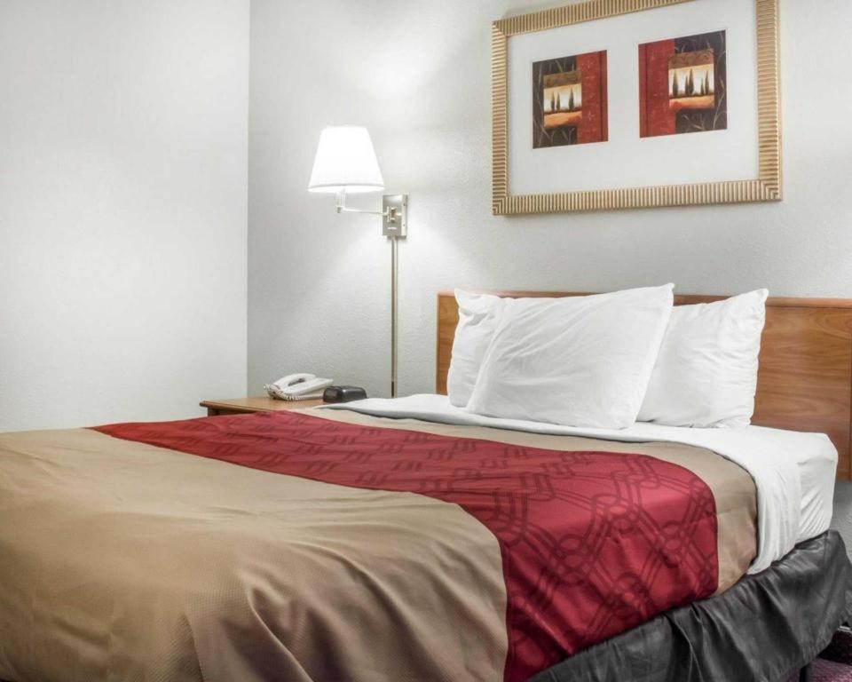 Econo Lodge Ithaca Bagian luar foto
