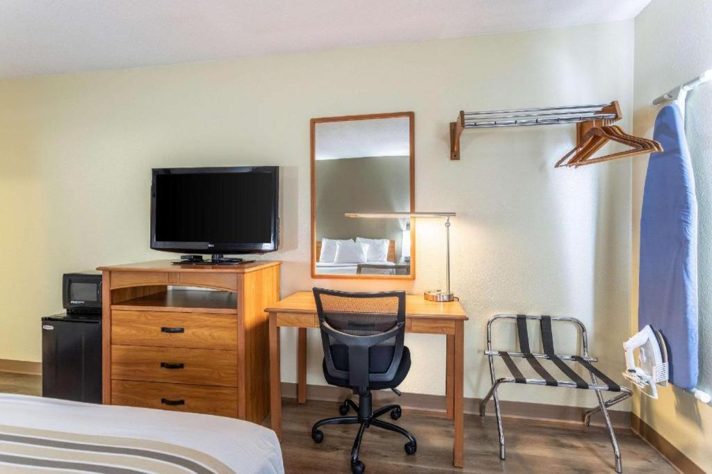 Econo Lodge Ithaca Bagian luar foto