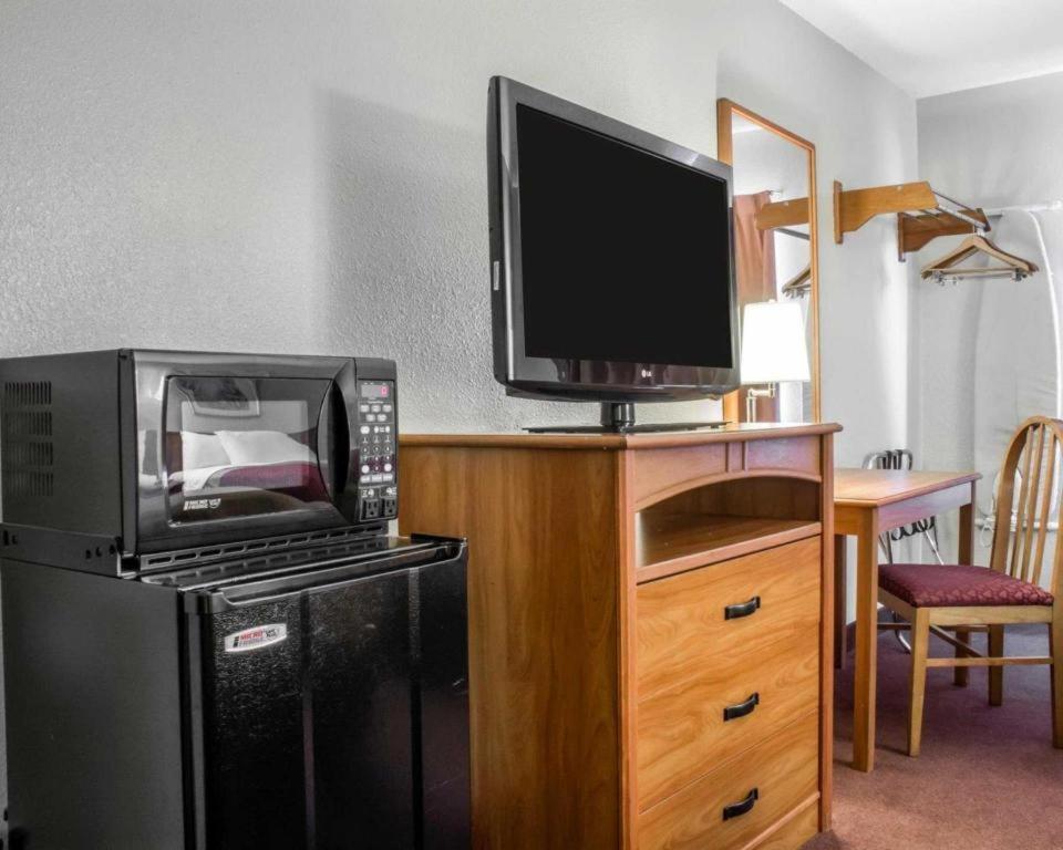 Econo Lodge Ithaca Bagian luar foto