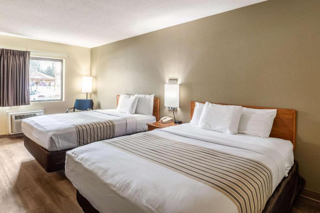 Econo Lodge Ithaca Bagian luar foto