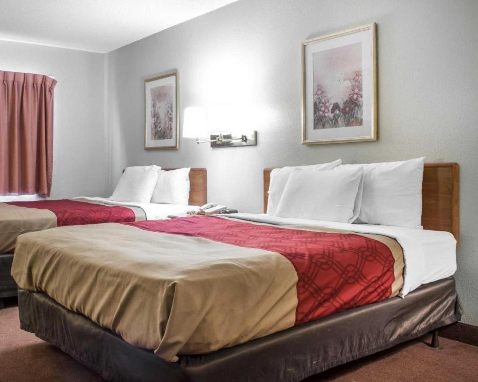 Econo Lodge Ithaca Bagian luar foto