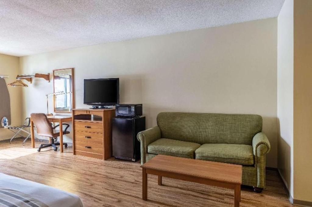 Econo Lodge Ithaca Bagian luar foto