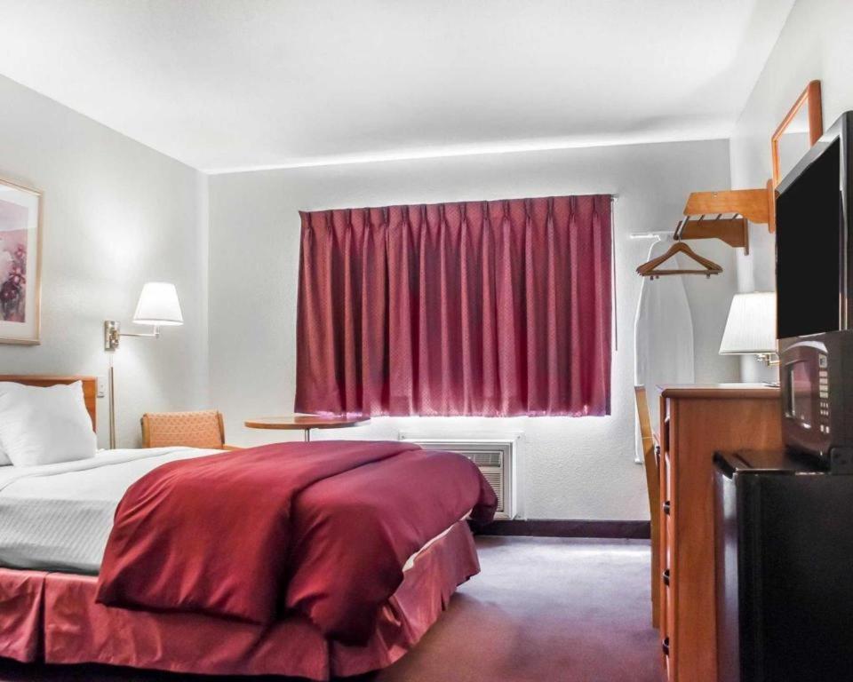 Econo Lodge Ithaca Bagian luar foto