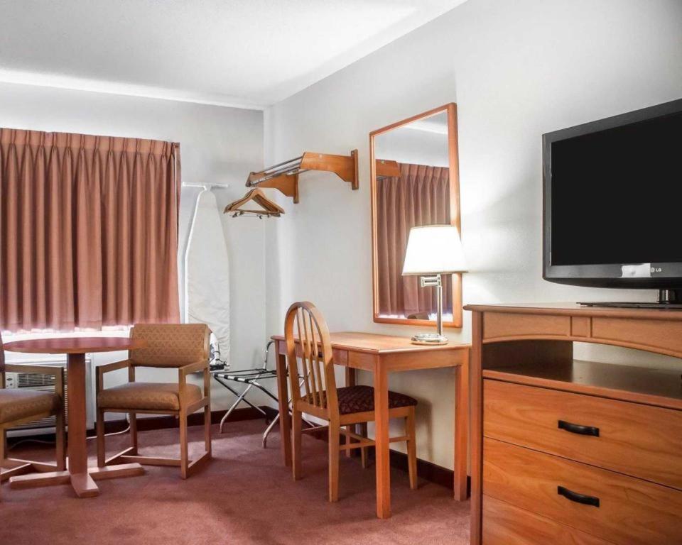 Econo Lodge Ithaca Bagian luar foto