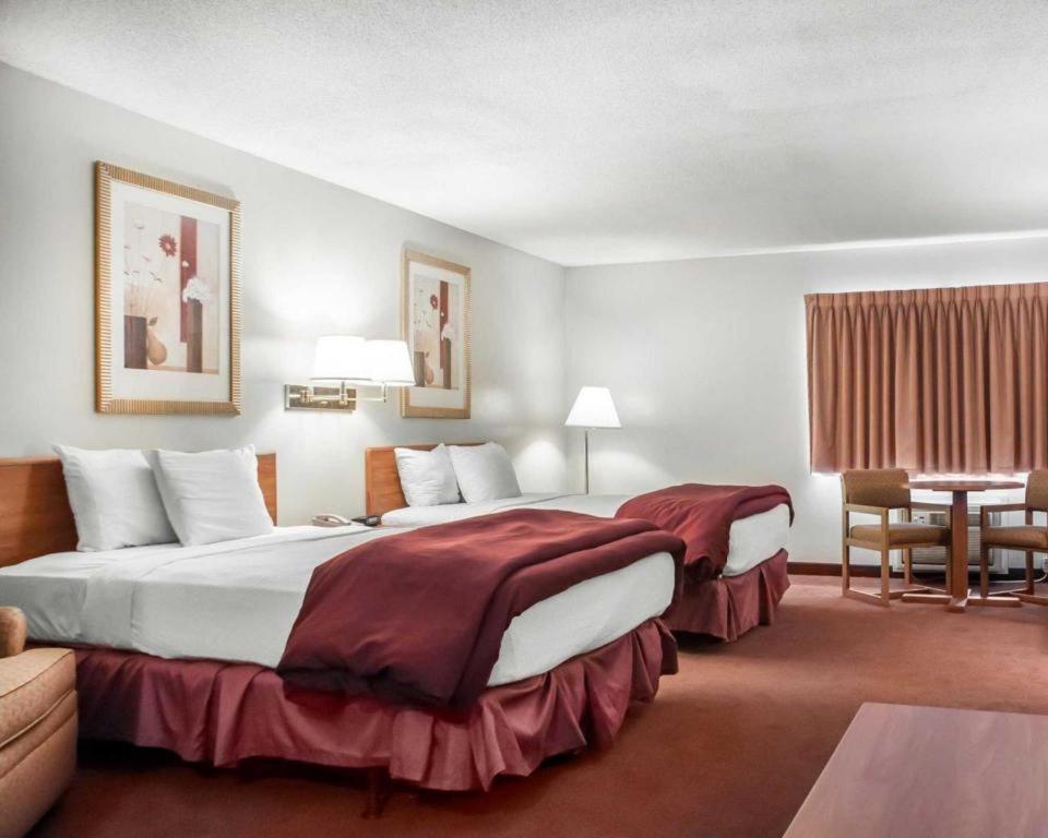 Econo Lodge Ithaca Bagian luar foto