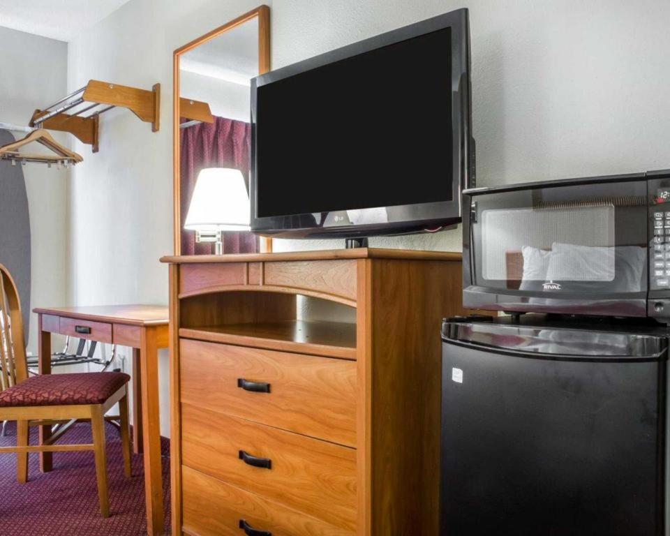 Econo Lodge Ithaca Bagian luar foto