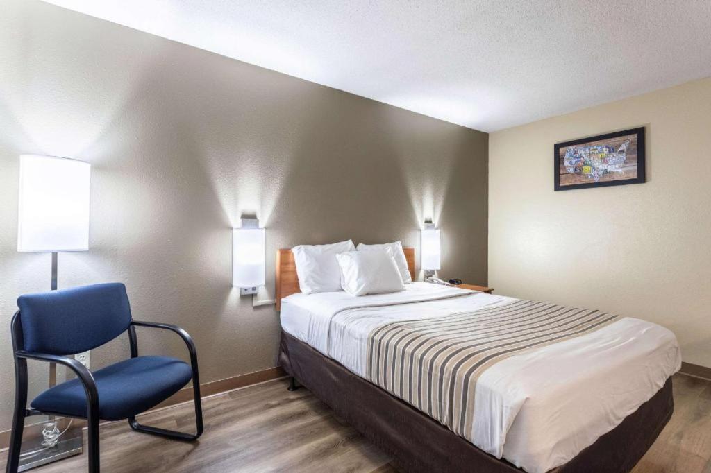 Econo Lodge Ithaca Bagian luar foto