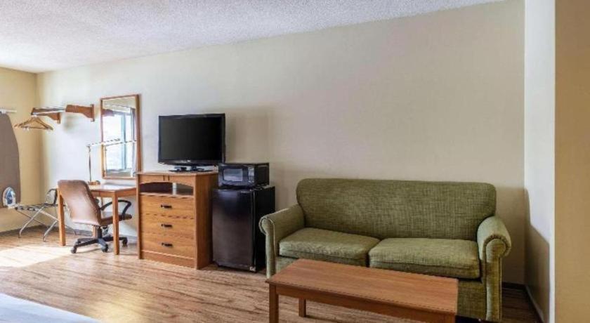 Econo Lodge Ithaca Bagian luar foto