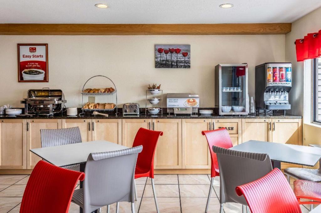 Econo Lodge Ithaca Bagian luar foto