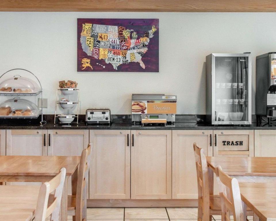 Econo Lodge Ithaca Bagian luar foto