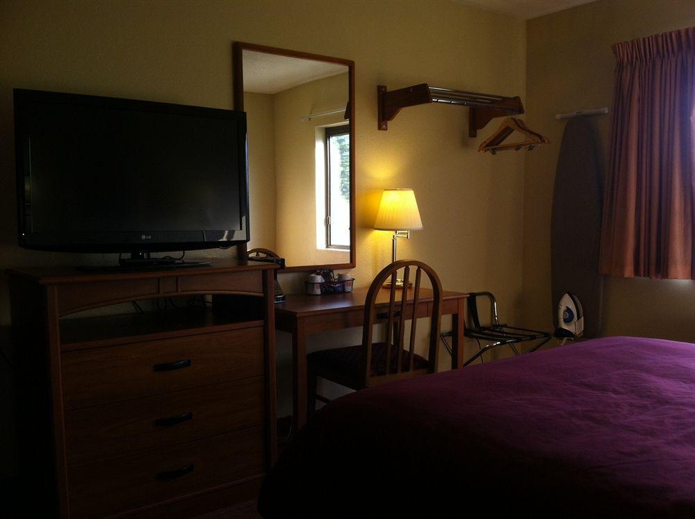 Econo Lodge Ithaca Bagian luar foto